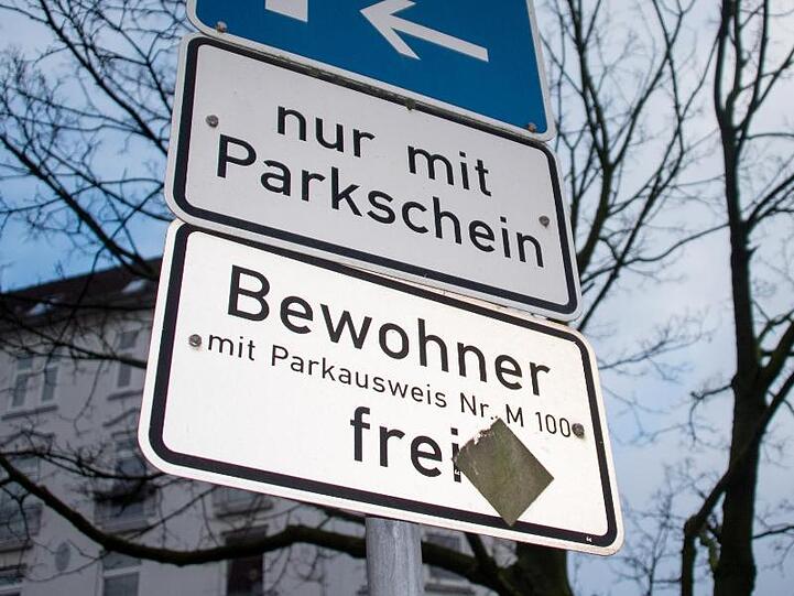 Ein Verkehrschild weist in Hamburg auf freies Parken für Bewohner mit Parkausweis hin.