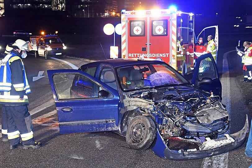 Die Autos sind frontal zusammengeprallt.