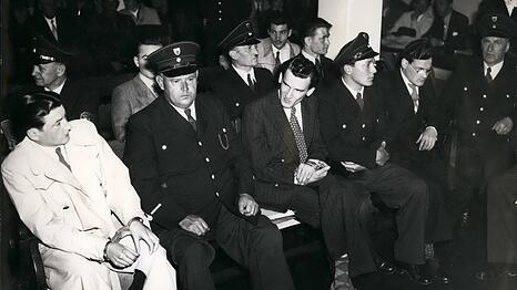 Die Pantherbande vor Gericht, in der ersten Reihe links der 22- j&auml;hrige Hugo Werner in Handschellen.