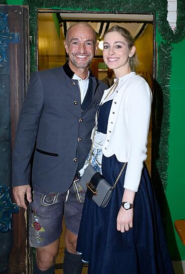 Peyman Amin mit Freundin Sandra Apfelbeck