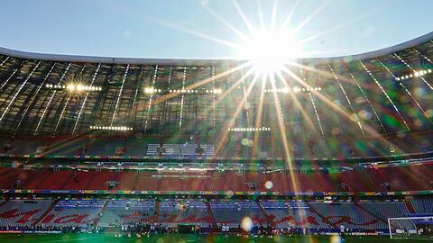 Die Zuschauer im Stadion im München erwartet heute sonniges Wetter bei Temperaturen um die 30 Grad.