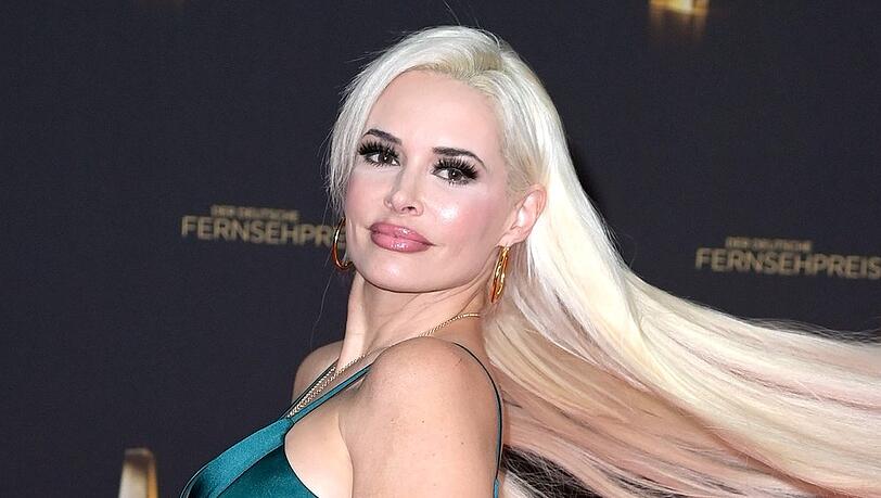 Zufrieden mit sich und ihrem Körper: Daniela Katzenberger posierte am 25. September beim Deutschen Fernsehpreis in Köln selbstbewusst für die Kameras.