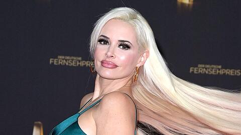 Zufrieden mit sich und ihrem Körper: Daniela Katzenberger posierte am 25. September beim Deutschen Fernsehpreis in Köln selbstbewusst für die Kameras.