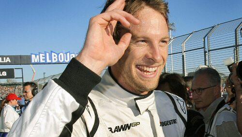 Jenson Button freut sich nach dem Qualifying in Melbourne