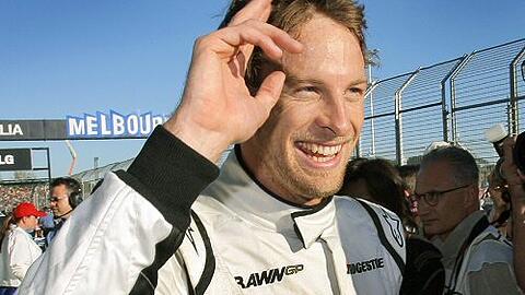 Jenson Button freut sich nach dem Qualifying in Melbourne