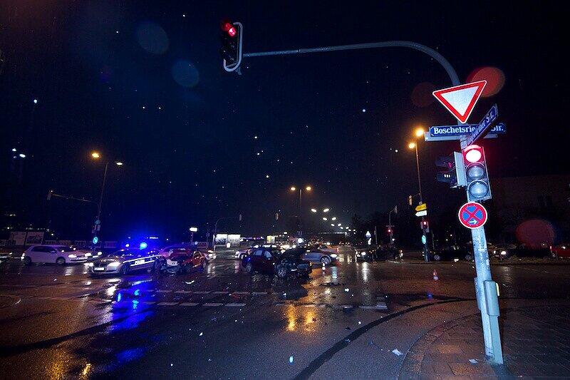 Am Freitag Abend hat sich ein Unfall auf der Kreuzung zwischen der Boschetsrieder und der Höglwörtherstraße zugetragen. Ein Auto ist möglicherweise bei "Spätgelb" über die Kreuzung gefahren, woraufhin ein Abbieger frontal mit dem Auto zusammenstieß.