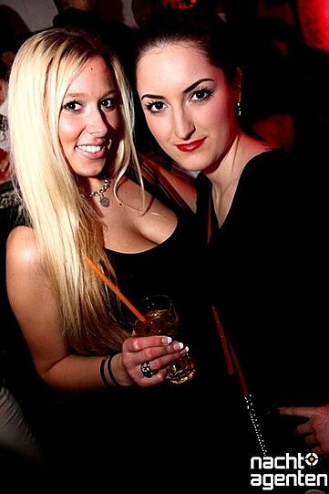 Schöne Frauen bei "Garden & Restaurant" im Crown's Club. Mehr Bilder unter: www.nachtagenten.de