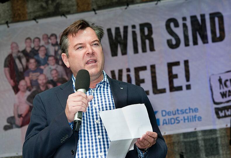 Der Fraktionsvorsitzende der CSU im Stadtrat von München, Josef Schmid, hält auf dem Christopher Street Day eine Rede.