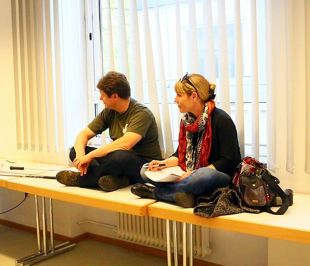 Nicht ganz so mutig wie die drei Veterinärinnen: Patrick Boncourt, Pressesprecher der Auffangstation und AZ-Reporterin Natalie Kettinger verfolgen den Kurs lieber vom sicheren Tisch aus.