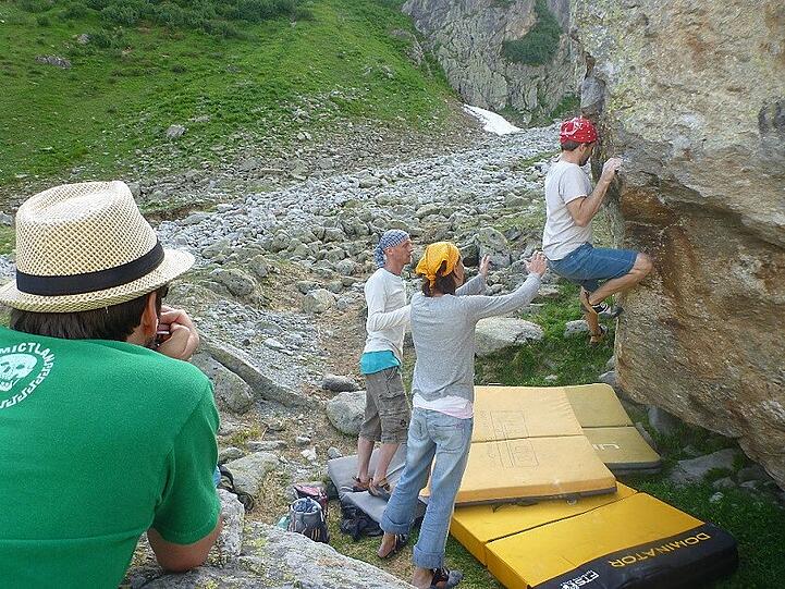 Einer bouldert, die anderen passen auf.