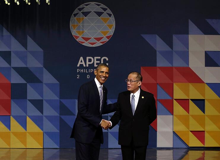 Der philippinische Präsident Benigno Aquino III (r) begrüßt US-Präsident Barack Obama beim Apec-Gipfel in Manila.
