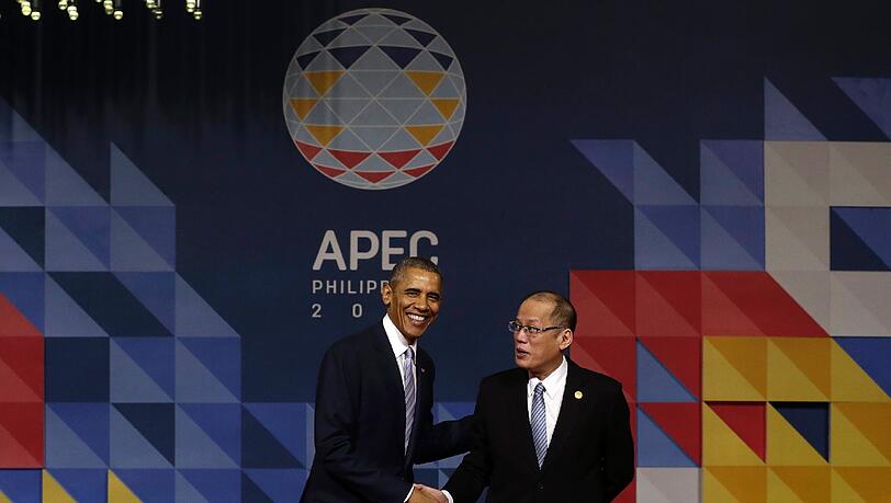 Der philippinische Präsident Benigno Aquino III (r) begrüßt US-Präsident Barack Obama beim Apec-Gipfel in Manila. Der philippinische Präsident Benigno Aquino III (r) begrüßt US-Präsident Barack Obama beim Apec-Gipfel in Manila.