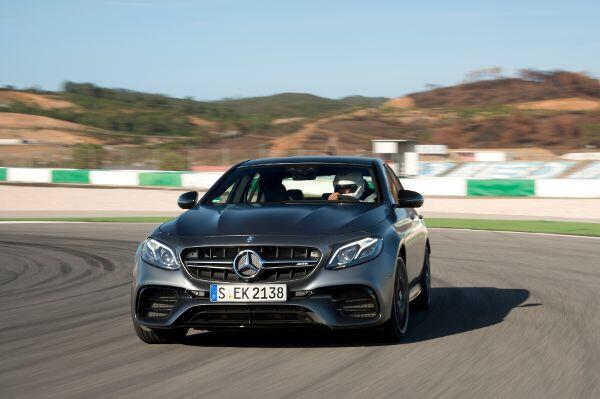 Die Beschleunigung ist rennstreckentauglich: Der AMG E63 S erledigt den Standard-Sprint auf Tempo 100 in 3,4 Sekunden.
