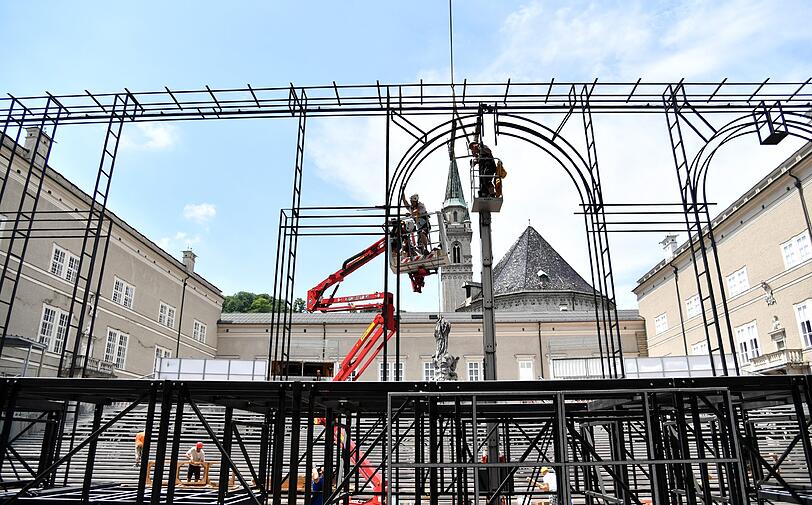 Der Bühnenaufbau auf dem Domplatz.