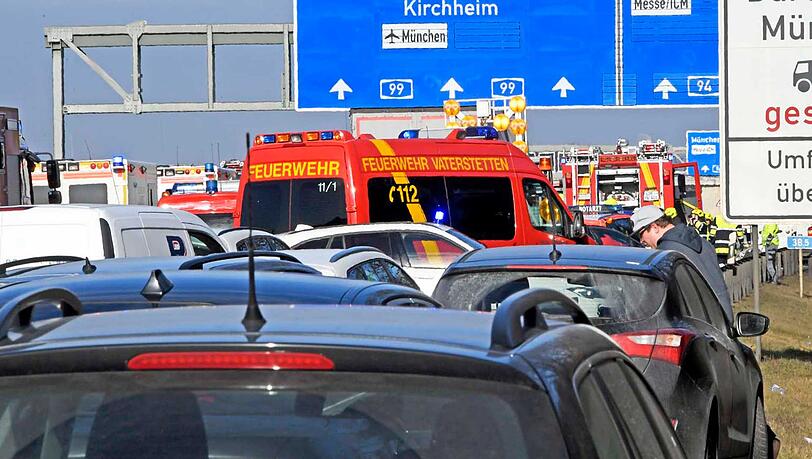 Nach einem Unfall auf der A99 kommt es zu langen Staus. (Symbolbild) Nach einem Unfall auf der A99 kommt es zu langen Staus. (Symbolbild)
