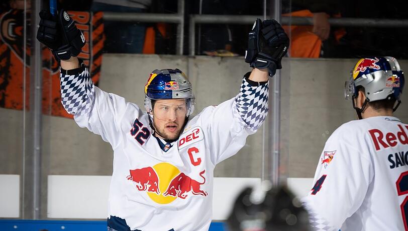 Siegerjubel: EHC-Kapitän Patrick Hager. Siegerjubel: EHC-Kapitän Patrick Hager.