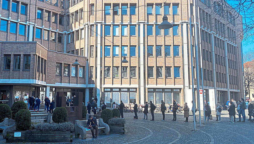 Menschen stehen vor der Arbeitsagentur an der Kapuzinerstraße an. Menschen stehen vor der Arbeitsagentur an der Kapuzinerstraße an.