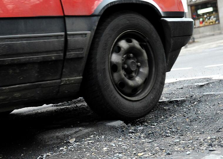 Ein Autoreifen fuhr dem 11-jährigen Schüler in Neuhausen über den Fuß.