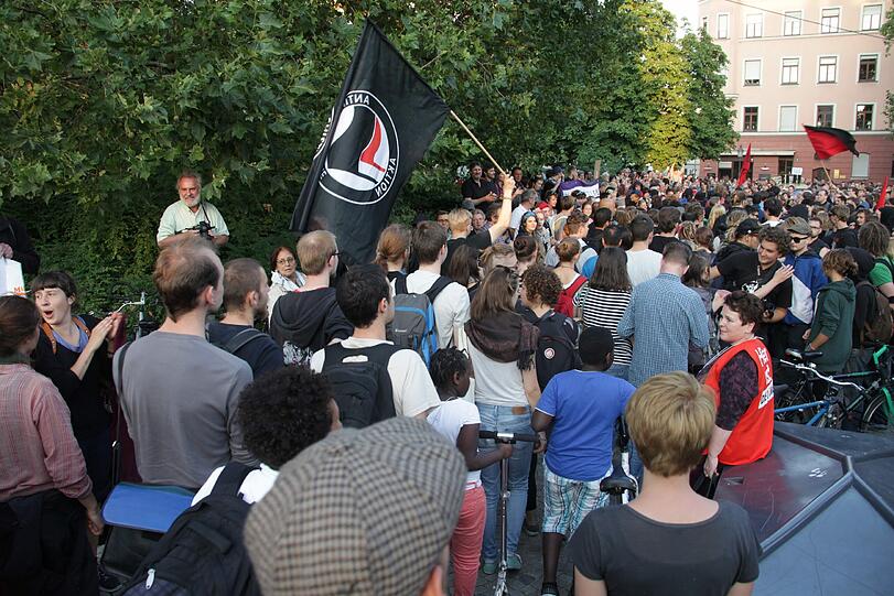 Laut Polizei zogen bis zu 750 Menschen für die Forderungen der Flüchtlinge durch München.