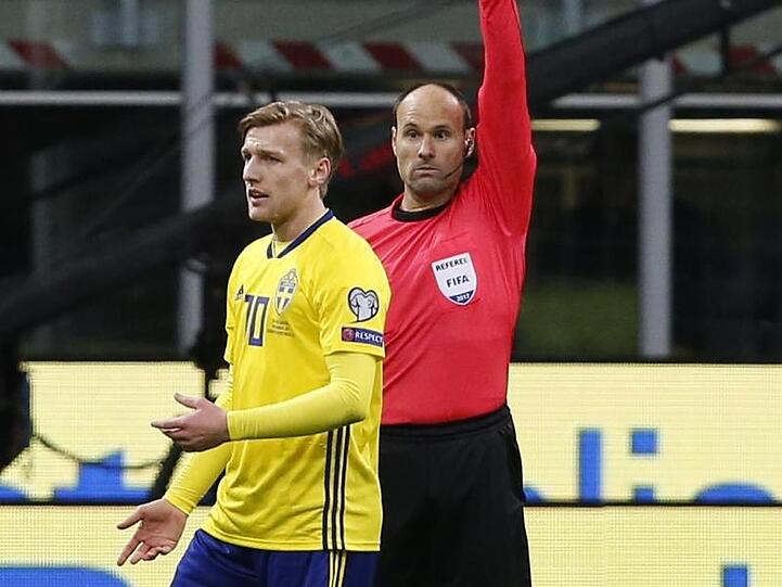 Schiedsrichter Mateu Lahoz (r) zeigt die gelbe Karte. Foto: Antonio Calanni/AP/dpa/Archivbild