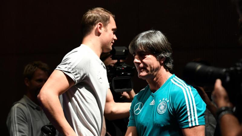 Vertraut bis zur EM 2020 weiter auf Manuel Neuer (l): Bundestrainer Joachim Löw. Vertraut bis zur EM 2020 weiter auf Manuel Neuer (l): Bundestrainer Joachim Löw.