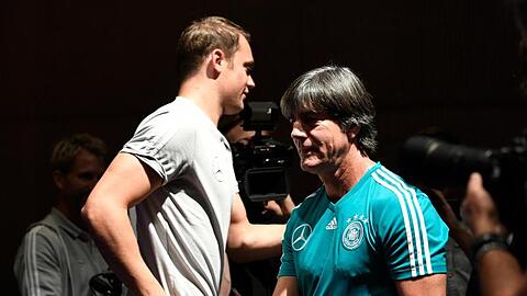 Vertraut bis zur EM 2020 weiter auf Manuel Neuer (l): Bundestrainer Joachim Löw.