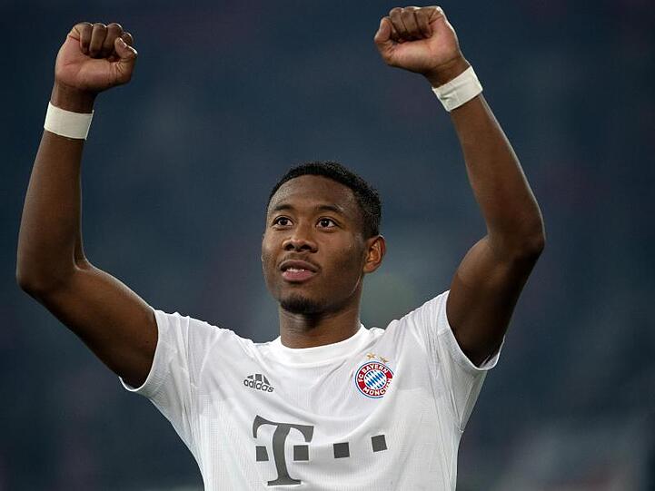 Der Münchner David Alaba feiert nach dem Spiel. Foto: Federico Gambarini/dpa/Archivbild
