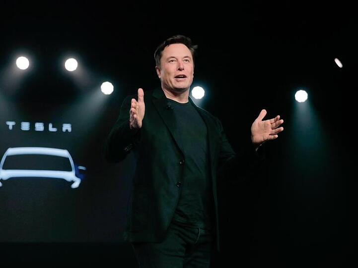 Teslas CEO Elon Musk spricht vor der Enthüllung des Tesla Modell Y in Teslas Designstudio in Hawthorne, Kalifornien.