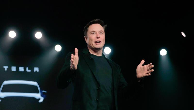 Teslas CEO Elon Musk spricht vor der Enthüllung des Tesla Modell Y in Teslas Designstudio in Hawthorne, Kalifornien. Teslas CEO Elon Musk spricht vor der Enthüllung des Tesla Modell Y in Teslas Designstudio in Hawthorne, Kalifornien.