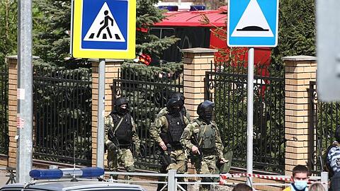 Nach früheren Angriffen auf Schulen haben viele Bildungseinrichtungen in Russland Wachpersonal - offenbar gab es der Schule Nummer 175 in Kasan dagegen nur einen Alarmknopf.