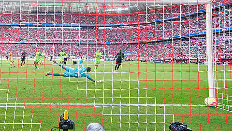 "Da hat er sich in Schlangenmanier um den Gegner gewickelt. Ein bisserl Glück brauchst immer im Getümmel, der Abschluss war dann vom Feinsten", sagt Müller über Musiala und dessen 1:0.