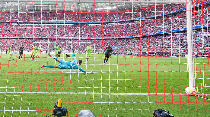 "Da hat er sich in Schlangenmanier um den Gegner gewickelt. Ein bisserl Glück brauchst immer im Getümmel, der Abschluss war dann vom Feinsten", sagt Müller über Musiala und dessen 1:0.