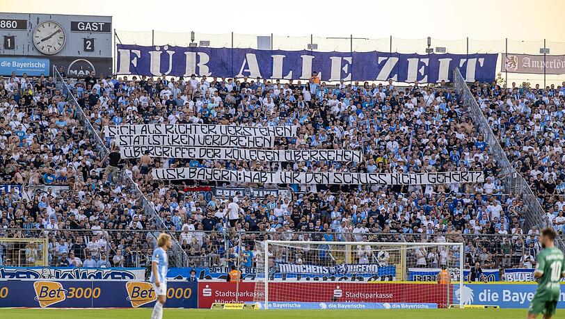 "Sich als Richter verstehen - Statistiken verdrehen...": Protest von 1860-Fans im Grünwalder Stadion gegen die Polizei. Zwischen den Anhängern und der Polizei bleibt das Verhältnis angespannt. Aber die Zahl der Löwen-Fans, die die Polizei als gewalttätig abgesepeichert hat, sinkt.