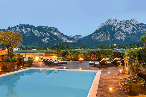 Der beheizte Au&szlig;enpool bietet Blick auf die Allg&auml;uer Berge samt K&ouml;nigsschl&ouml;sser.