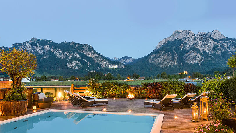 Der beheizte Au&szlig;enpool bietet Blick auf die Allg&auml;uer Berge samt K&ouml;nigsschl&ouml;sser.