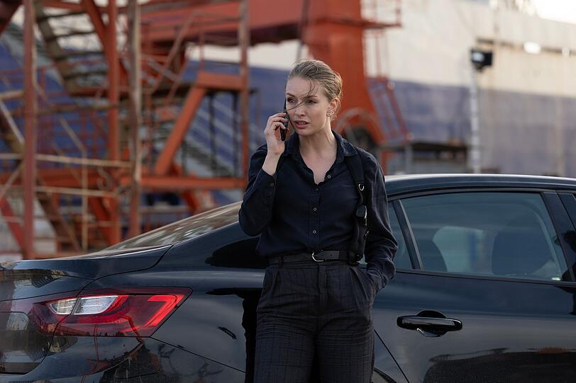 Polizistin Ayse (Yasemin Kay Allen) ist in der Serie zuständig für sarkastische Bemerkungen und einen Argwohn gegen ihren neuen Kollegen. Polizistin Ayse (Yasemin Kay Allen) ist in der Serie zuständig für sarkastische Bemerkungen und einen Argwohn gegen ihren neuen Kollegen.