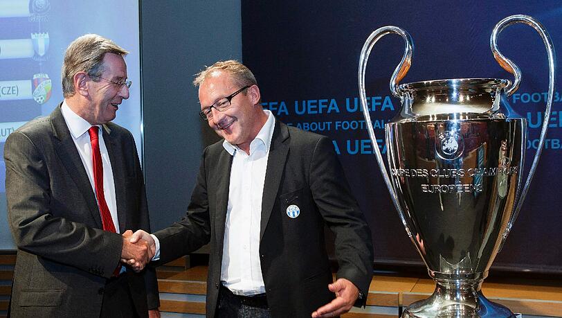 Fredy Bickel, der Sportchef des FC Zürich, nach der Auslosung mit Bayern-Finanzvorstand Karl Hopfner (l).