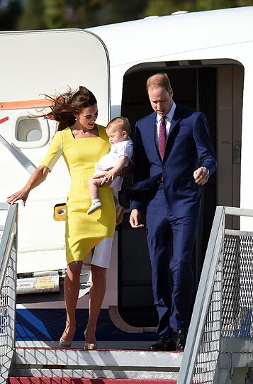 Jetzt heißt es freundlich lächeln, winken, nicht stolpern und den Baby-Prinzen präsentieren - keine einfache Aufgabe, aber Kate und William meistern den royalen Auftritt perfekt.