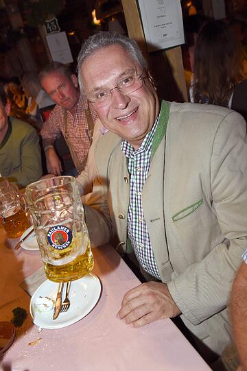 Promis am Italiener-Wochenende: Bayerns Innenminister Joachim Hermann im Käferzelt.