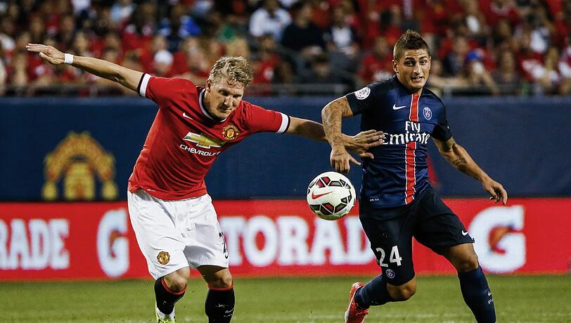 Bastian Schweinsteiger (l.) im Zweikampf mit Marco Verratti. Bastian Schweinsteiger (l.) im Zweikampf mit Marco Verratti.
