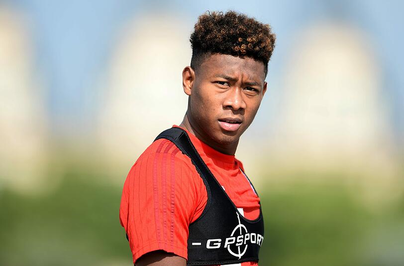 David Alaba scheint noch nicht angesteckt von der guten Laune der Kollege zu sein. Mit dem "BH" an seinem Oberkörper werden alle Daten wie Puls, Blutdruck, etc. gemessen.
