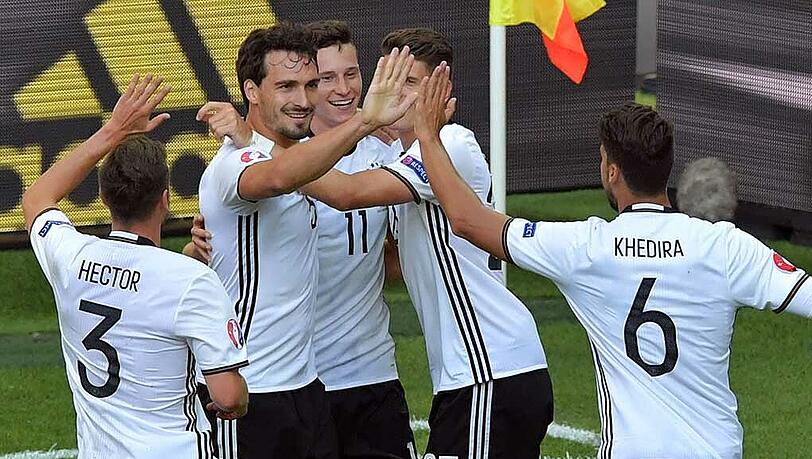 Die DFB-Elf bleibt unverändert auf dem vierten Platz der FIFA-Weltrangliste. Die DFB-Elf bleibt unverändert auf dem vierten Platz der FIFA-Weltrangliste.