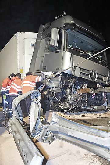 Der 50-Jährige war mit seinem mit Schweinehälften beladenen Lkw bei dichtem Nebel in den Fahrbahnteiler an der Ausfahrt Freimann gerast.
