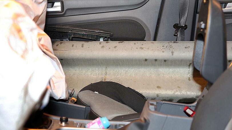 Die Leitplanke durchbohrte die Beifahrerseite des Wagens - der Fahrer erlitt glücklicherweise keine Verletzungen. Die Bilder vom Unfallort.