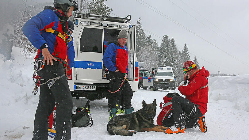 Einsatzkräfte des Bayerischen Roten Kreuzes in den Berchtesgadener Bergen, wo am Sonntag zwei Männer von einer Lawine verschüttet wurden.