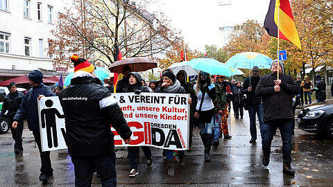 Kleiner Rechtsaufmarsch durch Neuhausen. Die Pegida hatte zur Kundgebung am Rotkreuzplatz aufgerufen. Dem Aufruf waren nur wenige Demonstranten gefolgt.