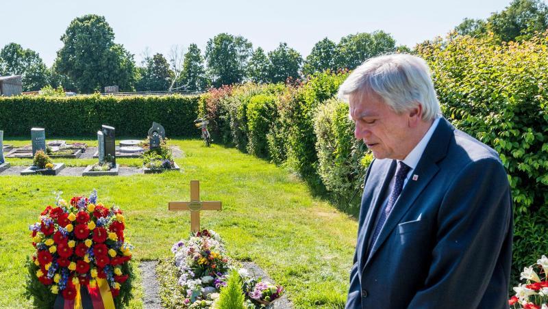 Anlässlich des ersten Todestages gedachte Hessens Ministerpräsident Bouffier des ermordeten Politikers Lübcke an dessen Grab.
