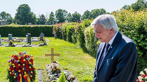 Anlässlich des ersten Todestages gedachte Hessens Ministerpräsident Bouffier des ermordeten Politikers Lübcke an dessen Grab.