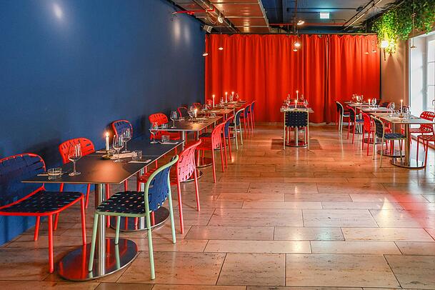 Im neuen Blitz Bar und Bistro ist alles in dunkelblau mit roten Akzenten gehalten. Im neuen Blitz Bar und Bistro ist alles in dunkelblau mit roten Akzenten gehalten.