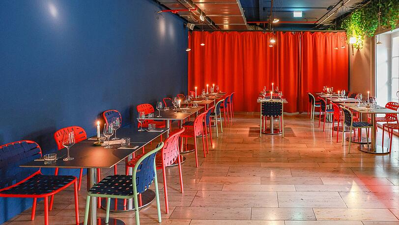 Im neuen Blitz Bar und Bistro ist alles in dunkelblau mit roten Akzenten gehalten. Im neuen Blitz Bar und Bistro ist alles in dunkelblau mit roten Akzenten gehalten.